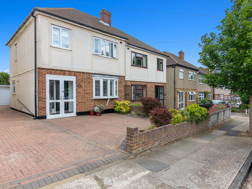 3 bed semidetached house for sale in Chipperfield Close, Upminster