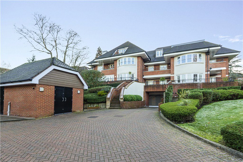 2 bed flat for sale in South Park View, Gerrards Cross, Buckinghamshire