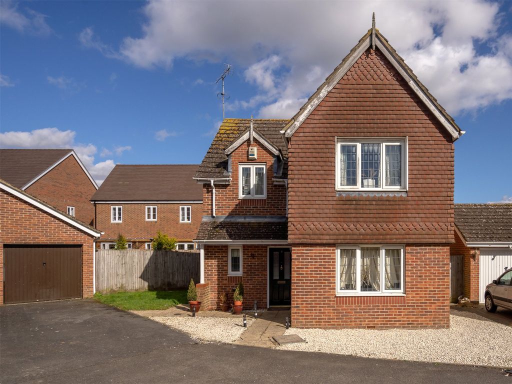 4 bed detached house for sale in De Burgh Gardens, Tadworth KT20, £