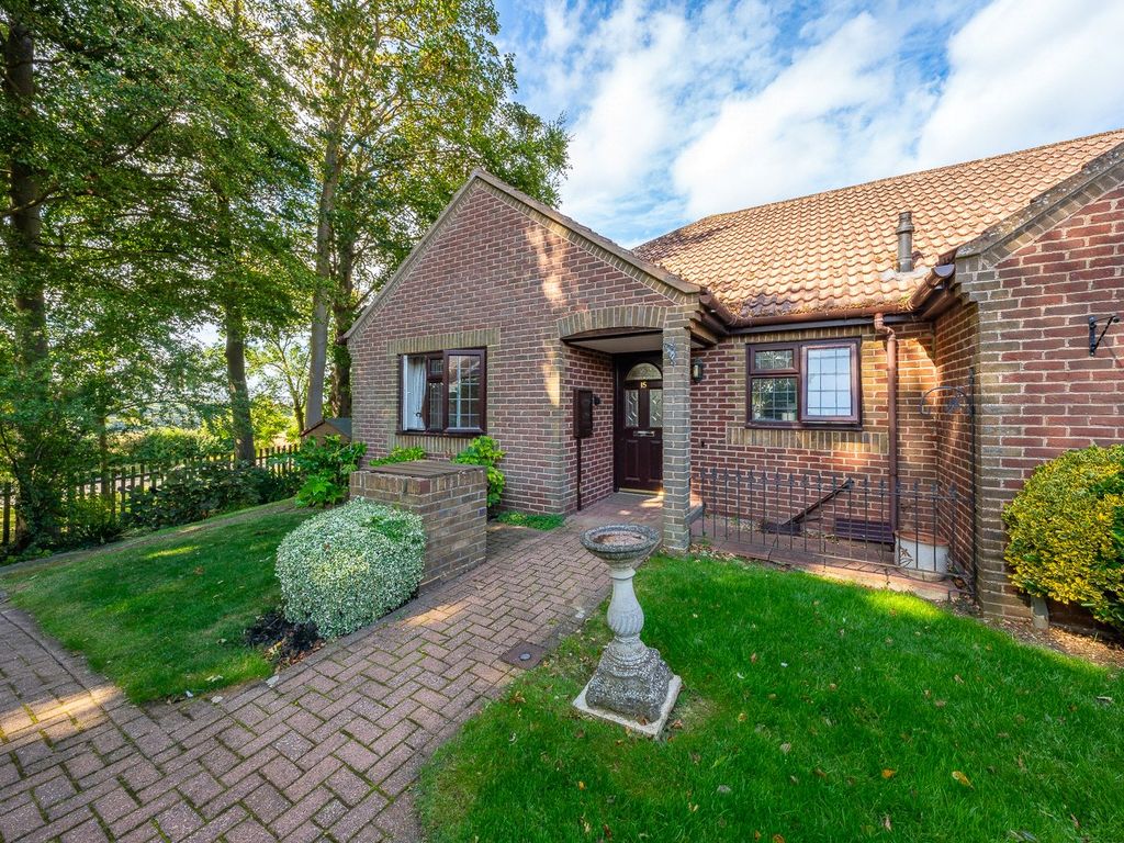 2 bed bungalow for sale in Matterdale Gardens, Barming, Maidstone ME16