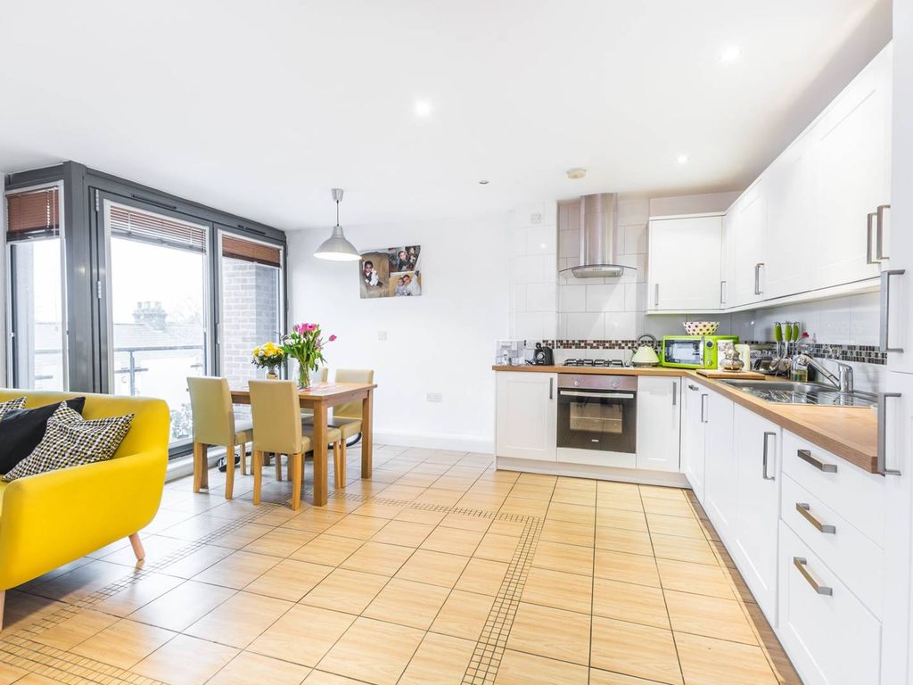 2 bed flat to rent in Romford Road, Manor Park, London E12, £1,900 pcm