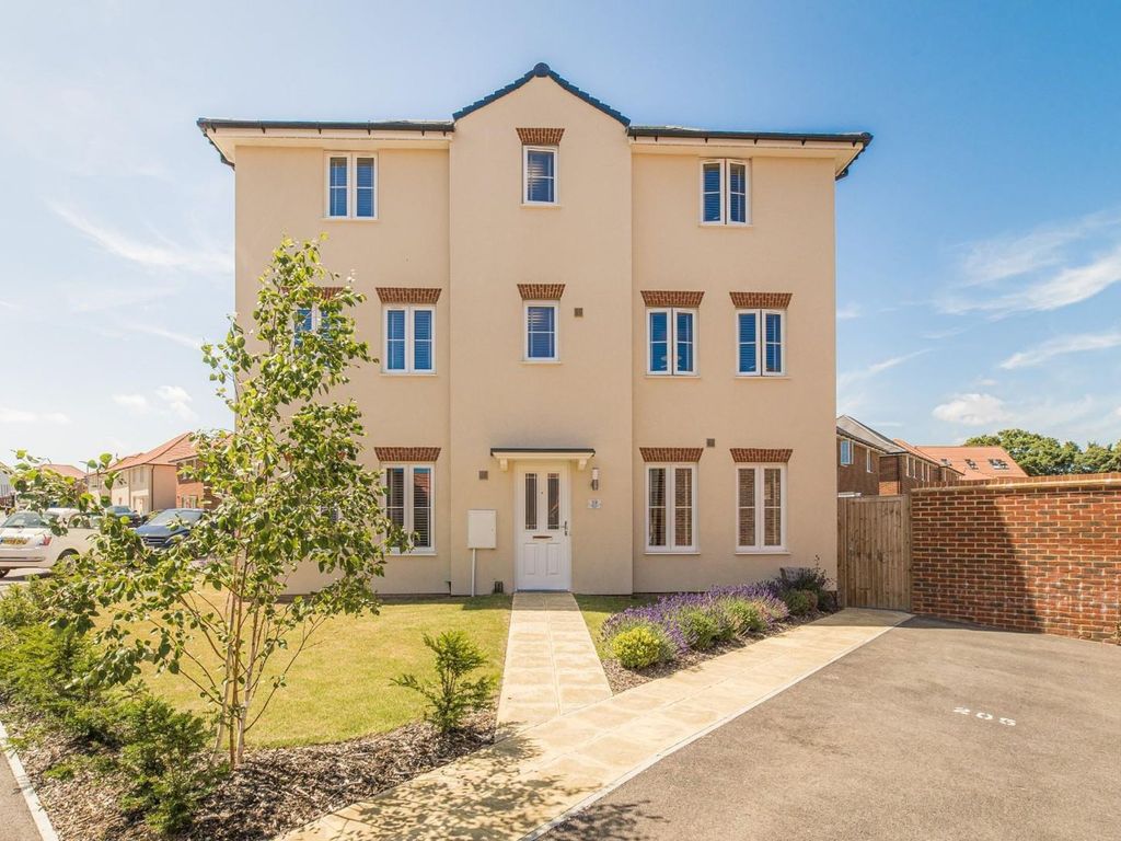 4 bed semidetached house for sale in Millyard Road, Aylesham CT3 Zoopla