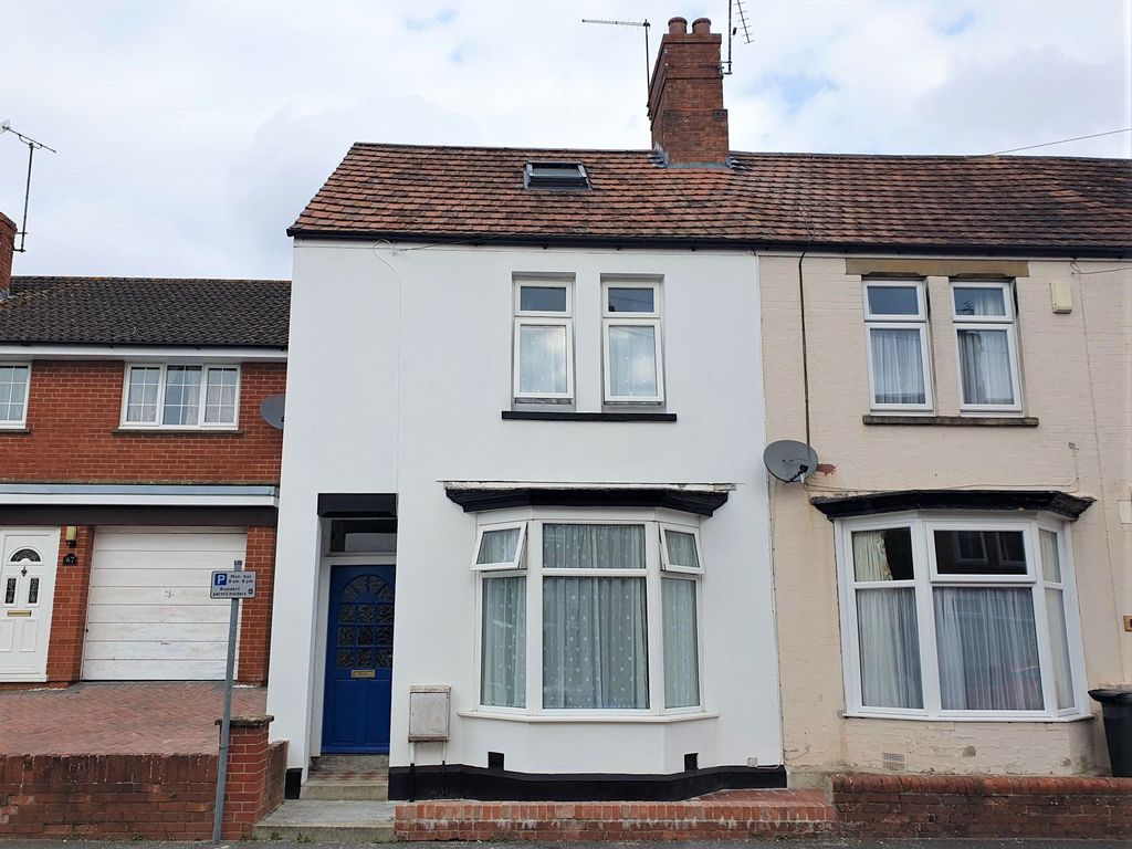 5 bed end terrace house for sale in Crofton Road, Yeovil BA21, £220,000 Zoopla