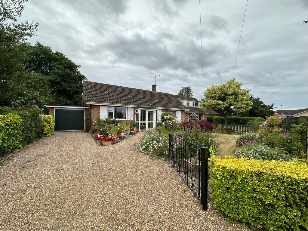 2 bed detached bungalow for sale in Waveney Crescent, Earsham, Bungay
