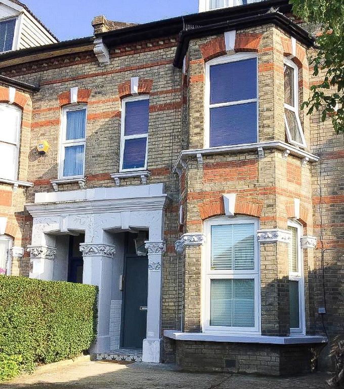 2 bed flat for sale in Cricklewood Lane, Childs Hill, London NW2, £