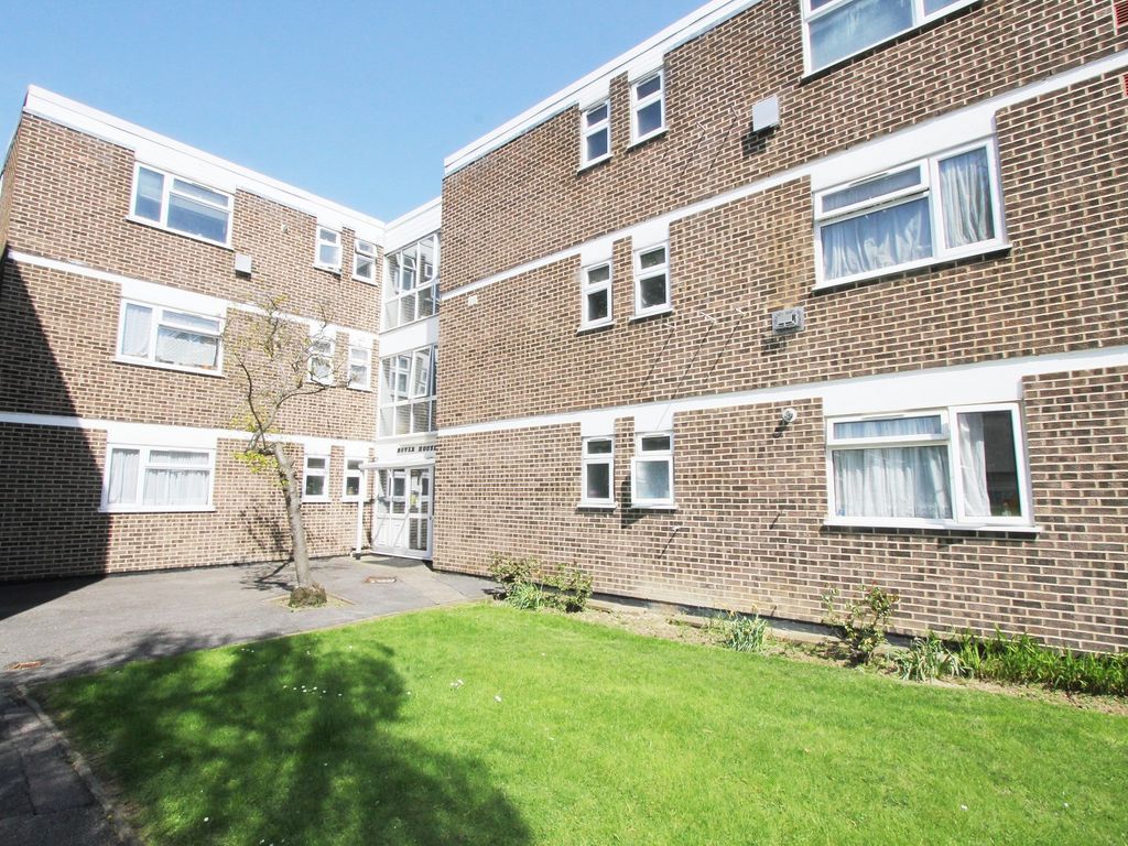 2 bed flat to rent in Dover House, Stratton Close, Edgware, Greater