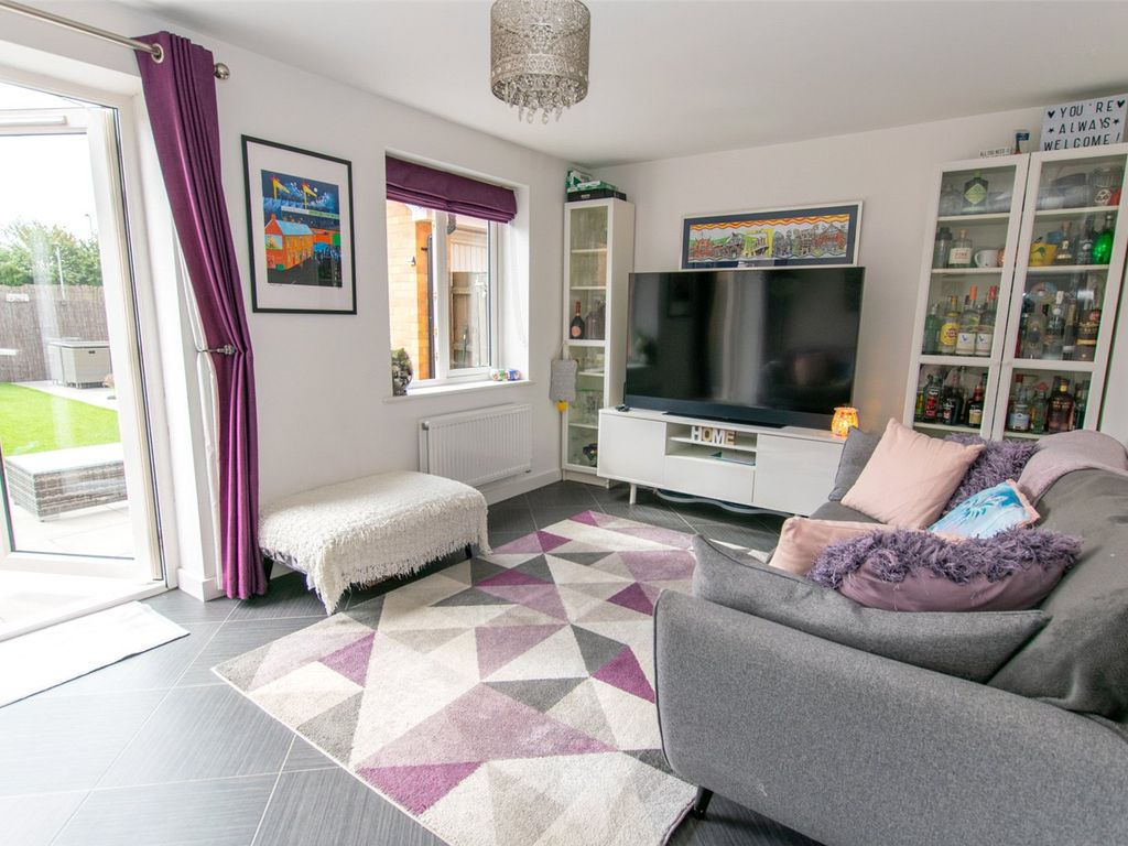 4 bed semidetached house for sale in Siskin Grove, Leighton Buzzard