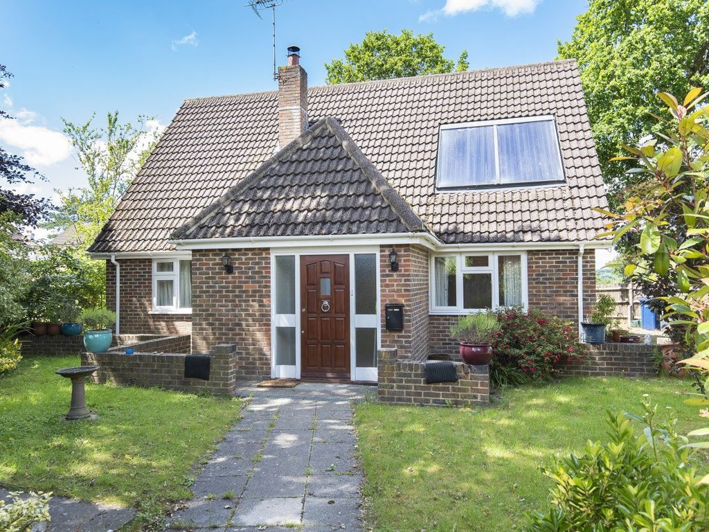 3 bed detached house to rent in School Hill, Wrecclesham, Farnham