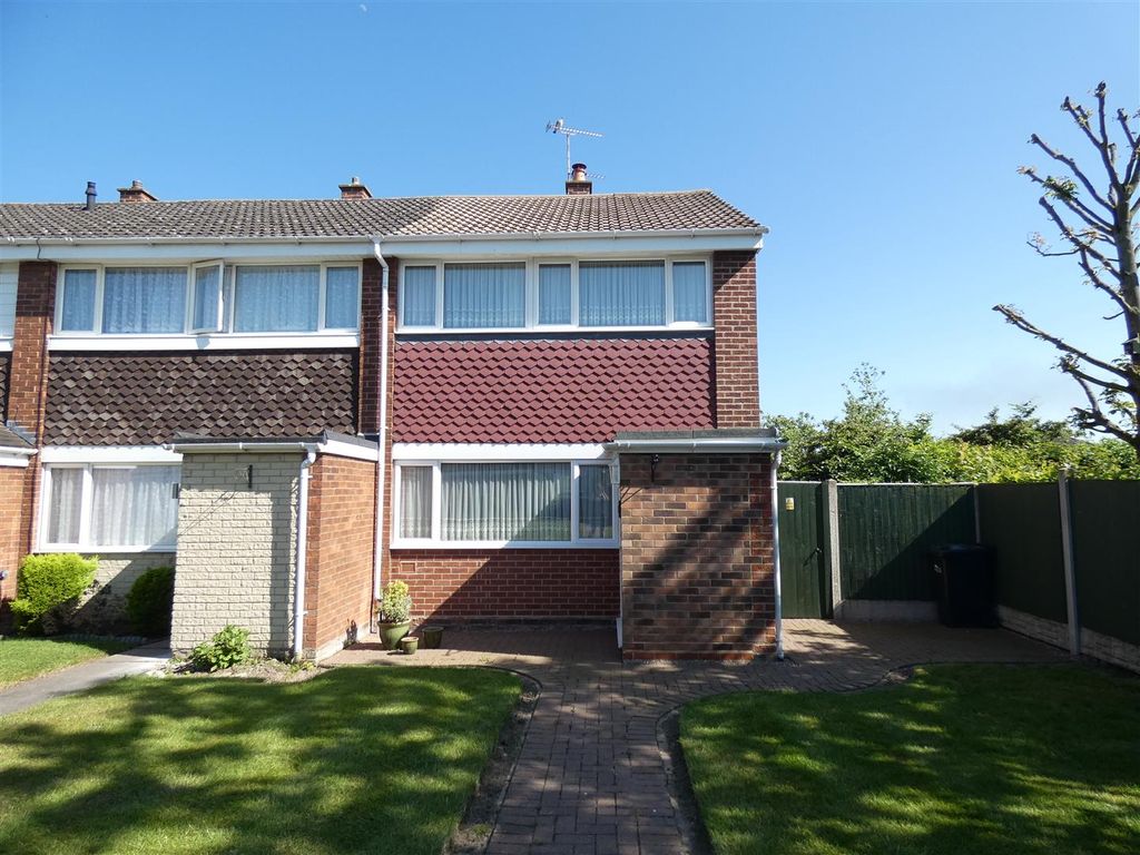 3 bed town house for sale in Shrewsbury Road, Stretton, BurtonOnTrent