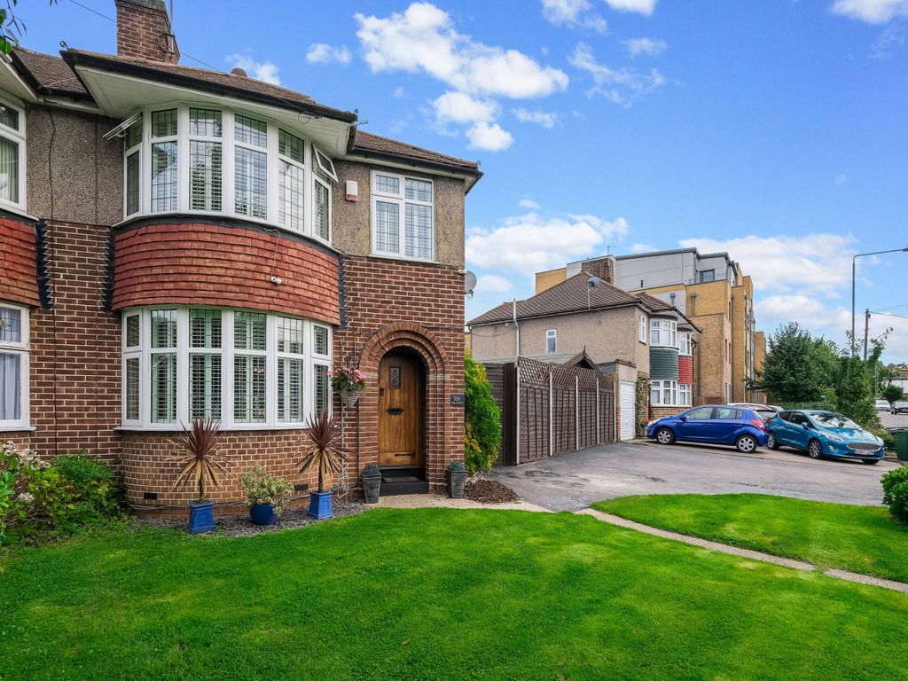 3 bed semidetached house for sale in Kings Head Hill, London E4 Zoopla