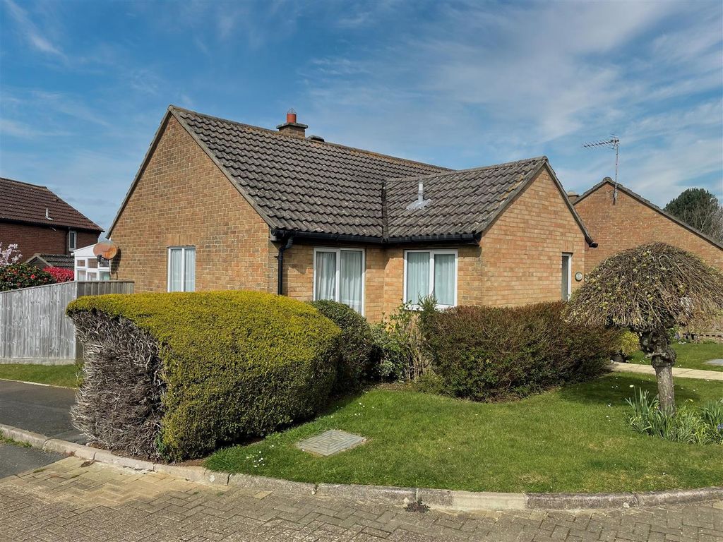 2 bed detached bungalow for sale in Woodhall Drive, Sandown PO36, £