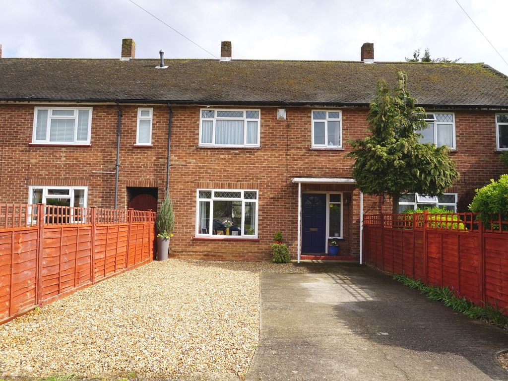 3 bed terraced house for sale in Glen Road, Chessington, Surrey. KT9