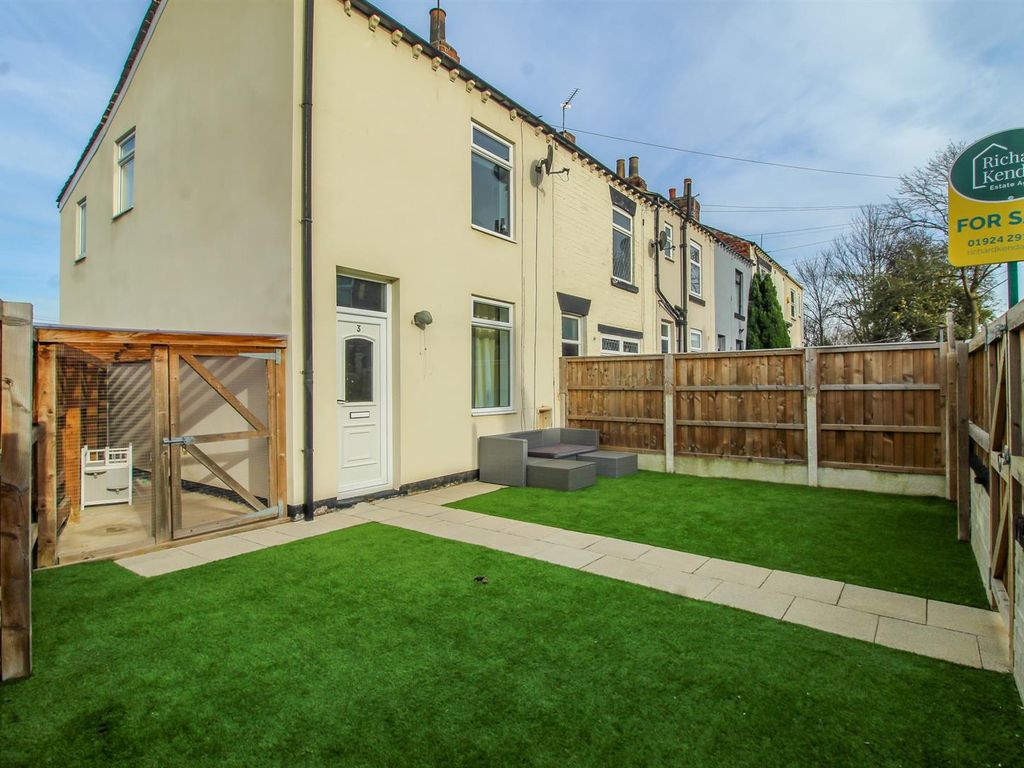 2 bed end terrace house for sale in Oakes Street, Wakefield WF2, £