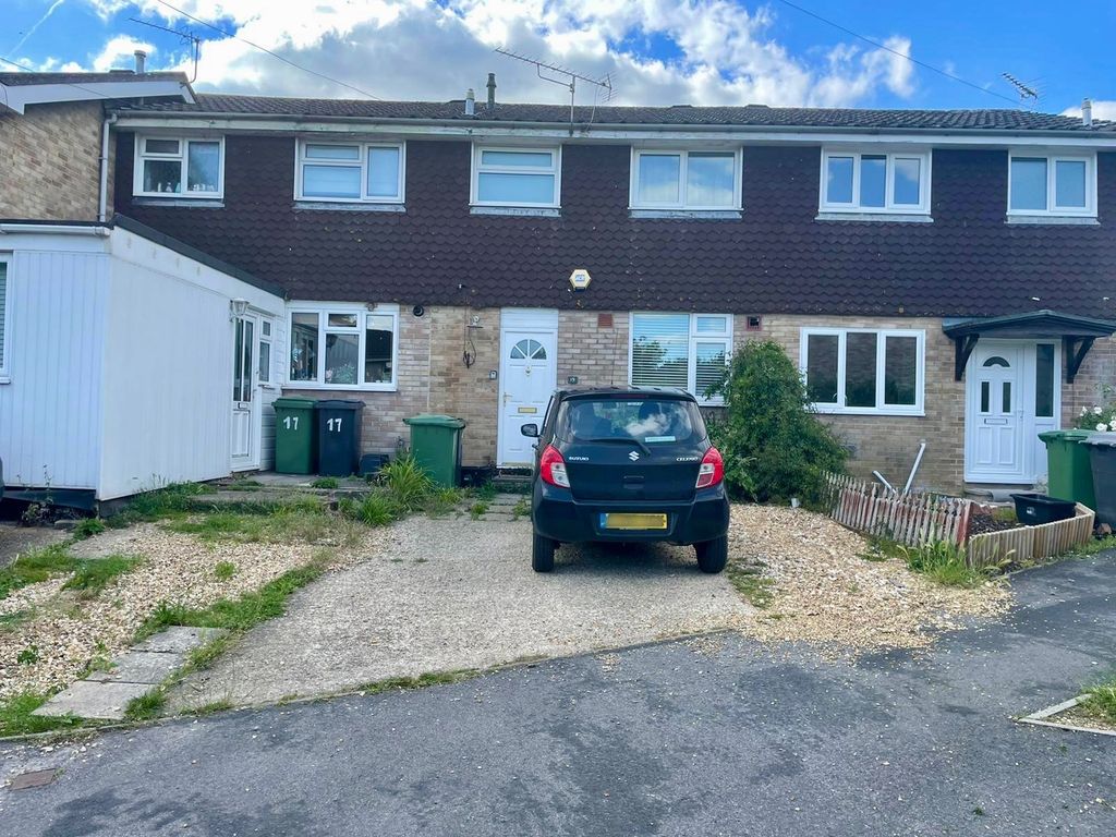 3 bed terraced house for sale in Churchill Avenue, Waltham