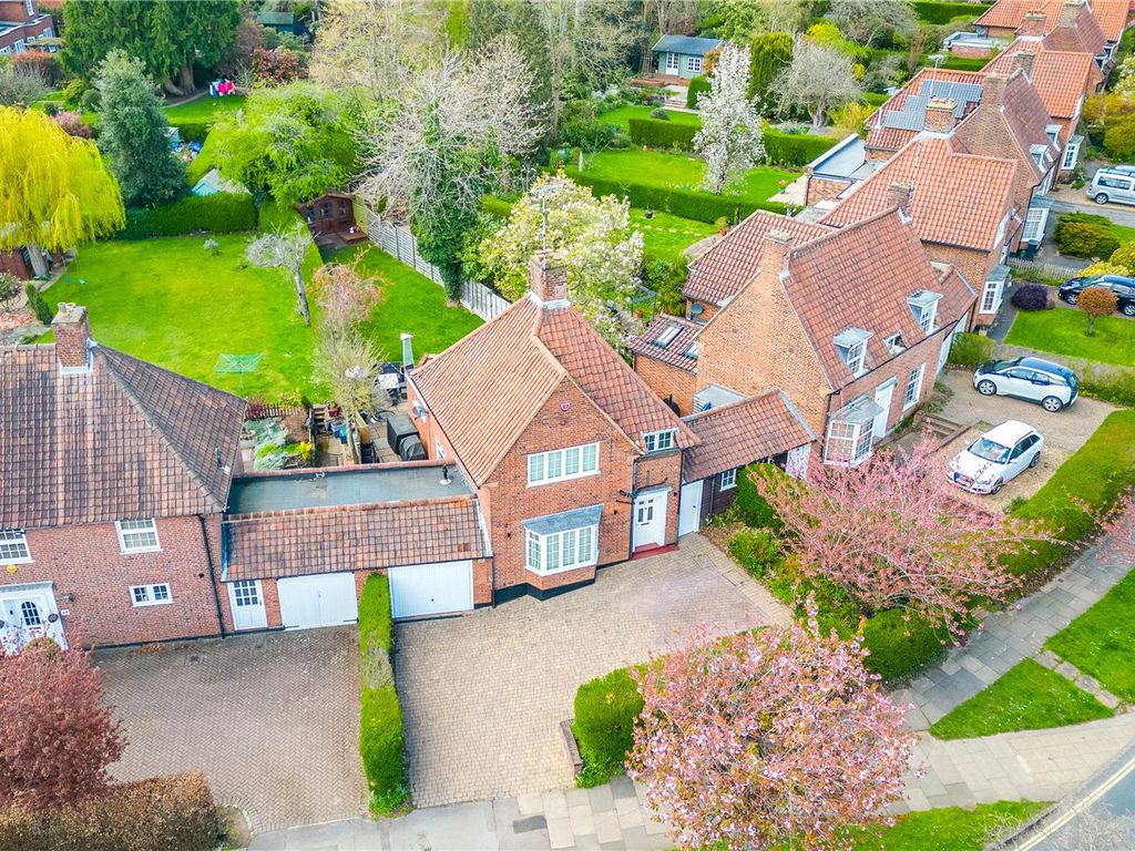 3 bed linkdetached house for sale in Digswell Road, Welwyn Garden City