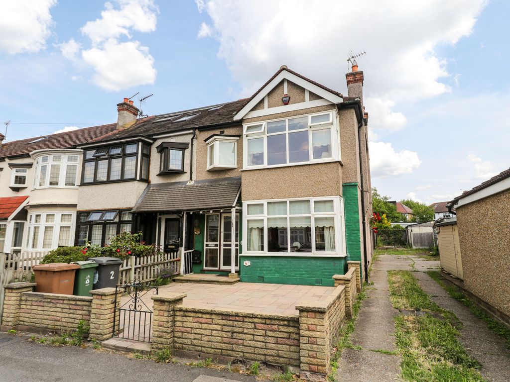 3 bed end terrace house for sale in Ainslie Wood Gardens, London E4