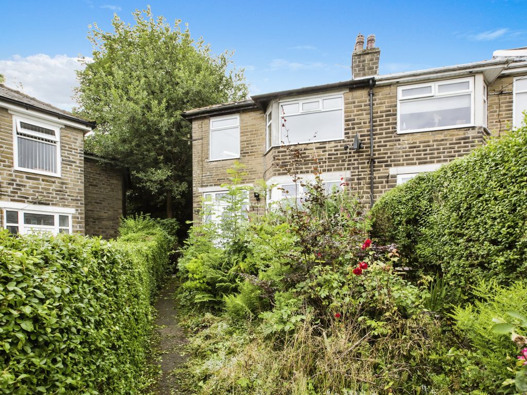 3 bed end terrace house for sale in Moor End Gardens, Halifax, West
