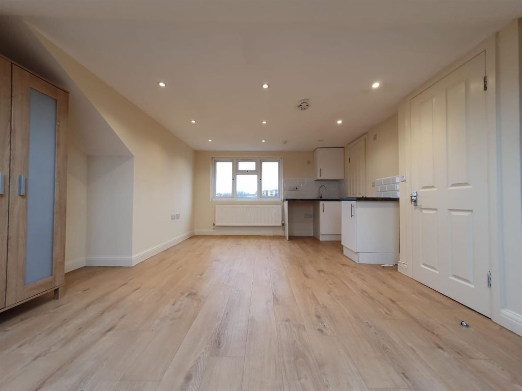 Studio to rent in Rivulet Road, London N17, £1,100 pcm Zoopla