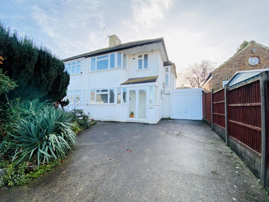 3 bed semidetached house to rent in Farmleigh, Southgate N14, £2,700 pcm Zoopla