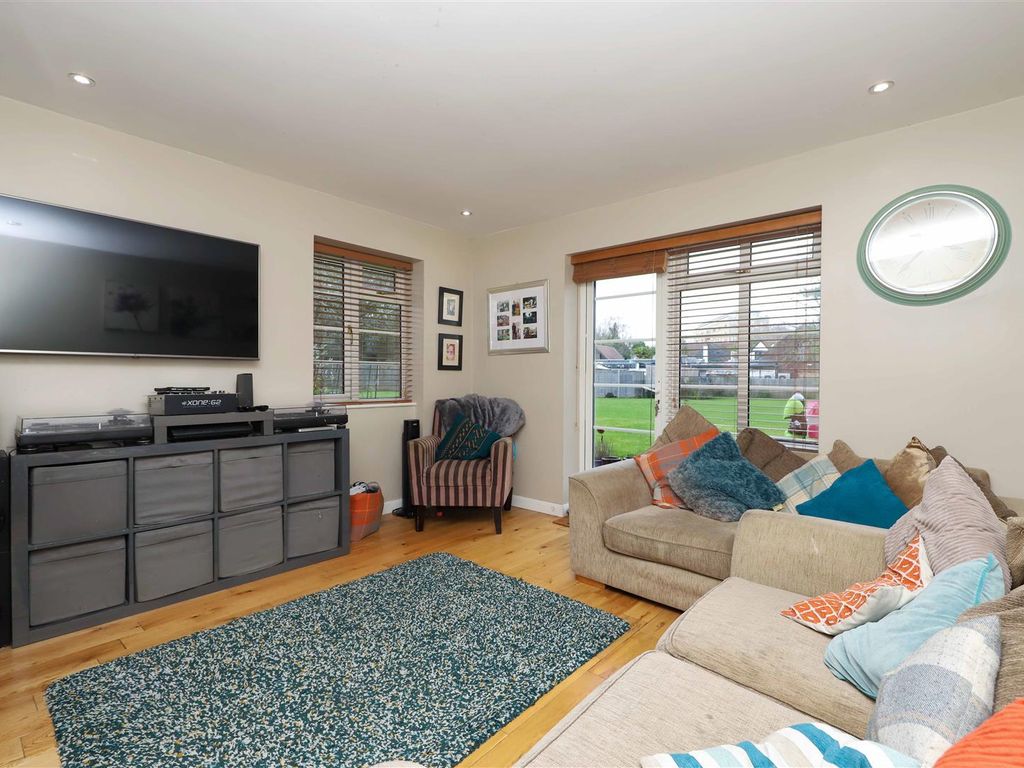 2 bed flat to rent in Garden Close, Ruislip HA4, £1,550 pcm Zoopla