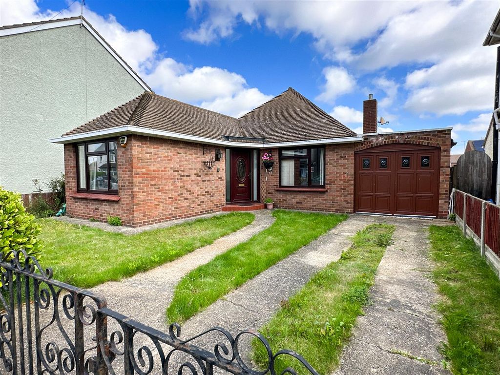3 bed detached bungalow for sale in Oxford Crescent, ClactonOnSea