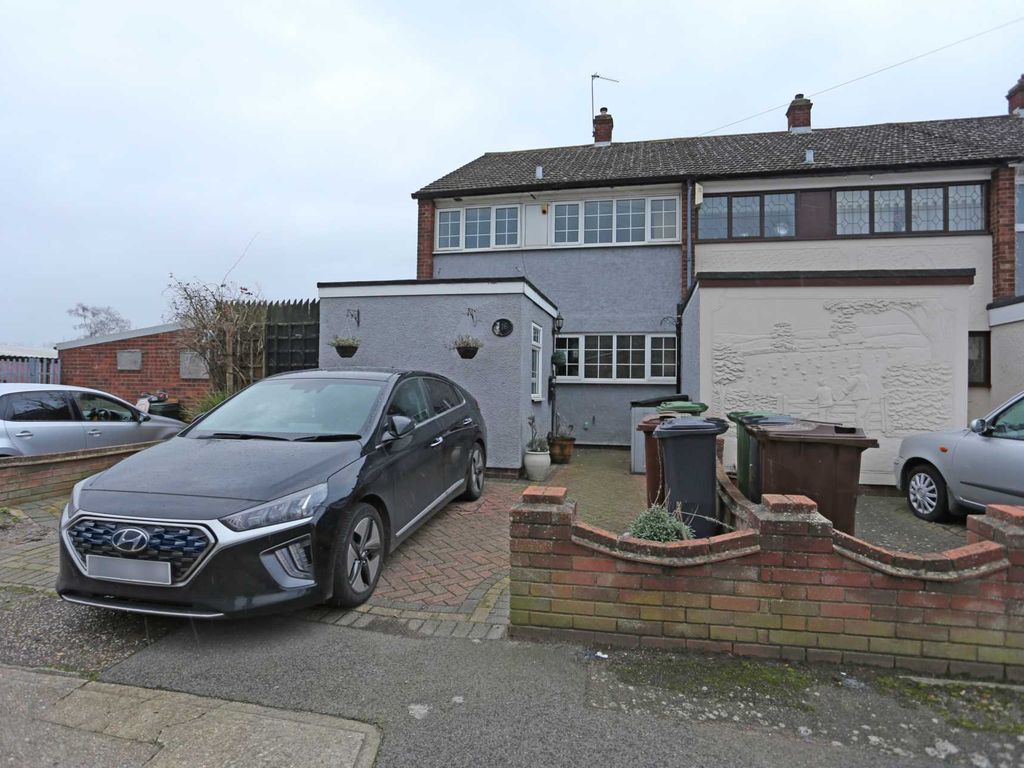3 bed end terrace house to rent in Fambridge Road, Dagenham RM8, £2,200