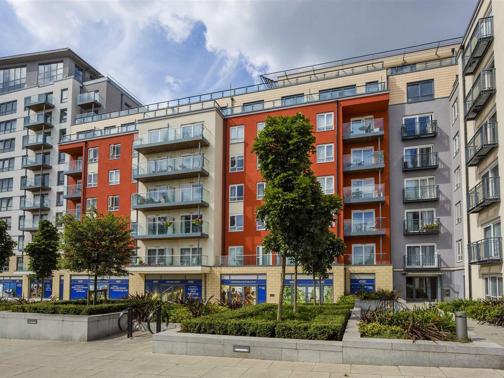 1 bed flat to rent in Ensign House, Beaufort Pk, Colindale, London NW9