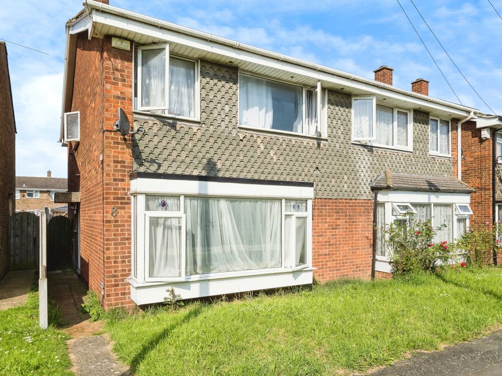 4 bed semidetached house for sale in Swallow Walk, Hornchurch RM12, £
