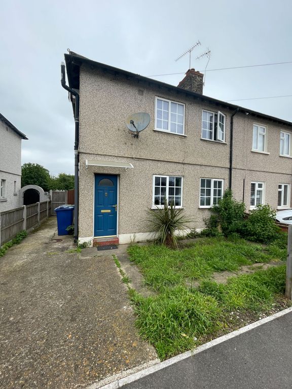 3 bed semidetached house to rent in Hathaway Road, Grays RM17, £1,600