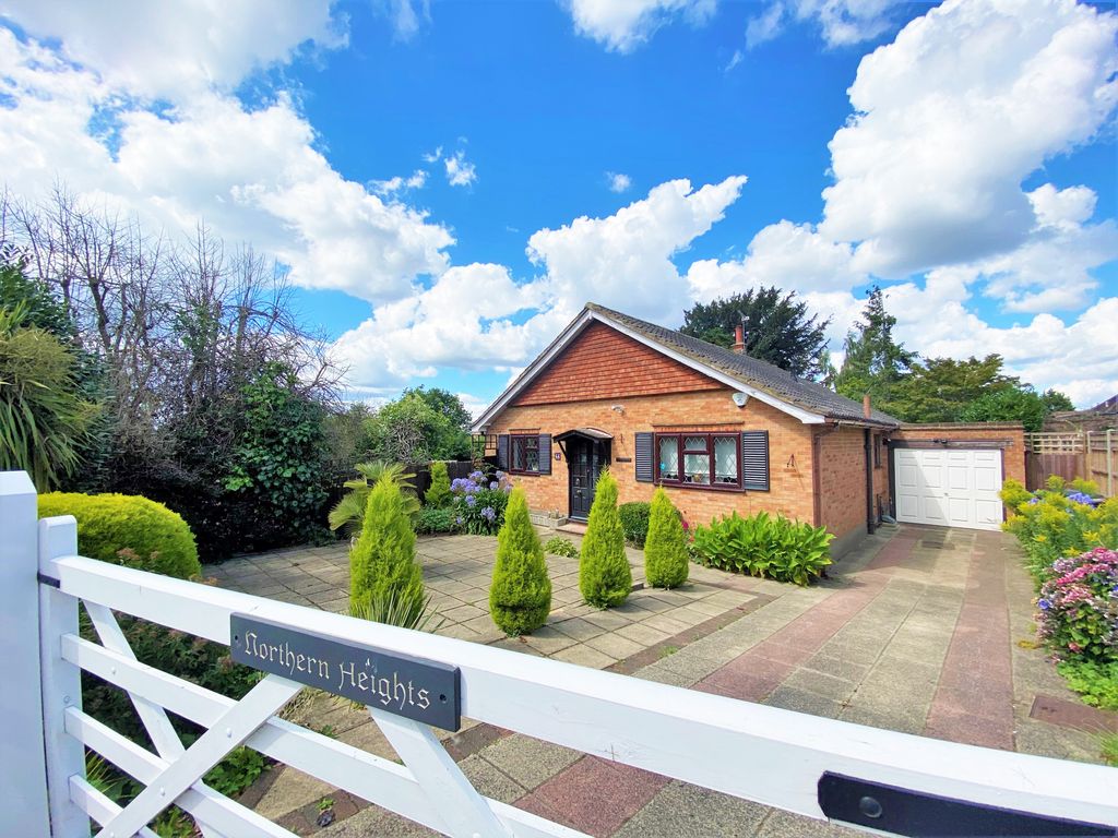2 bed detached bungalow for sale in Chestnut Grove, East EN4, £