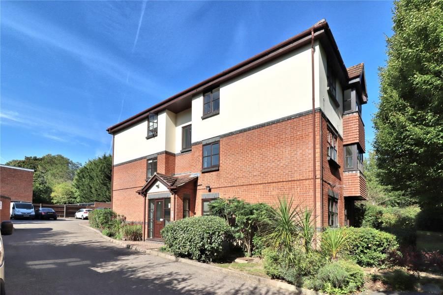 1 bed flat to rent in White Rose Lane, Woking GU22, £1,375 pcm Zoopla