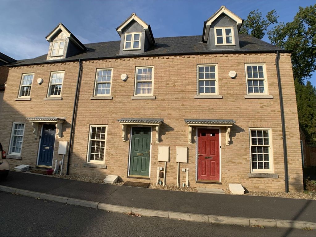 3 bed town house to rent in King Henry Chase, Bretton, Peterborough PE3