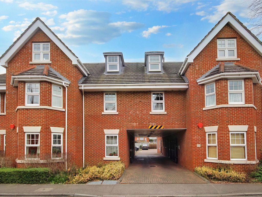 2 bed flat for sale in Woking, Surrey GU21, £250,000 Zoopla