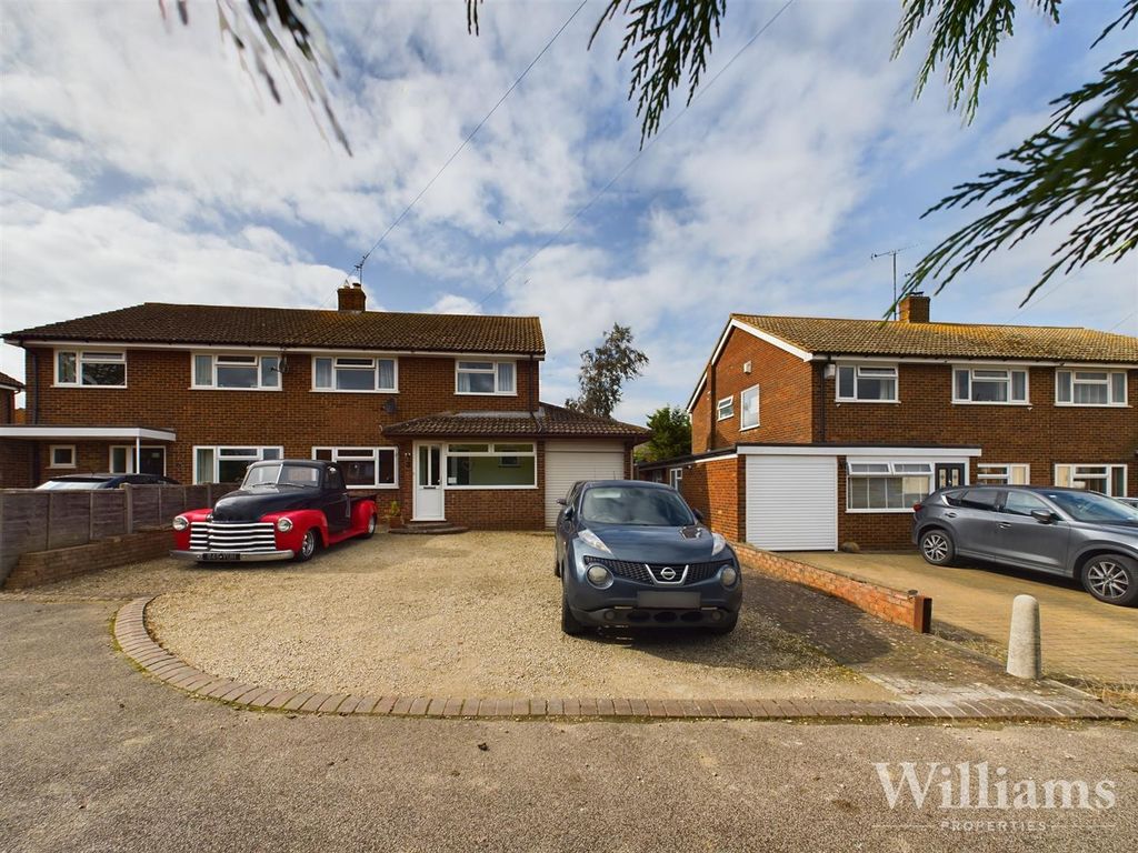 4 bed semidetached house for sale in Orchard Close, Waddesdon