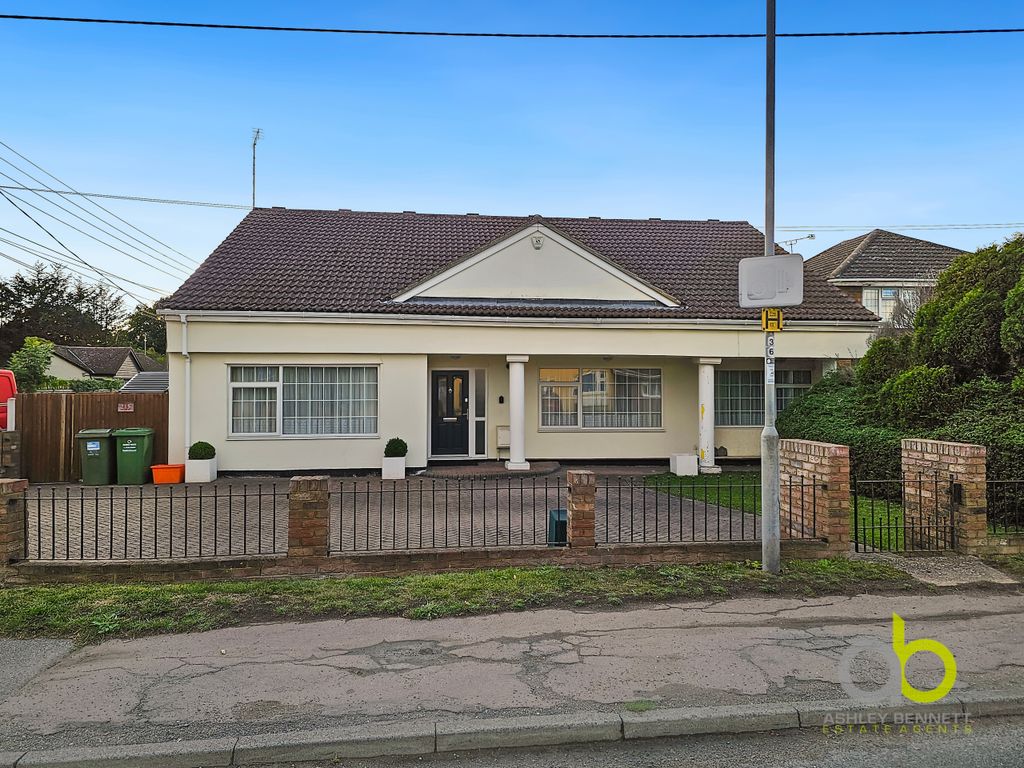3 bed detached bungalow for sale in Pound Lane, Bowers Gifford