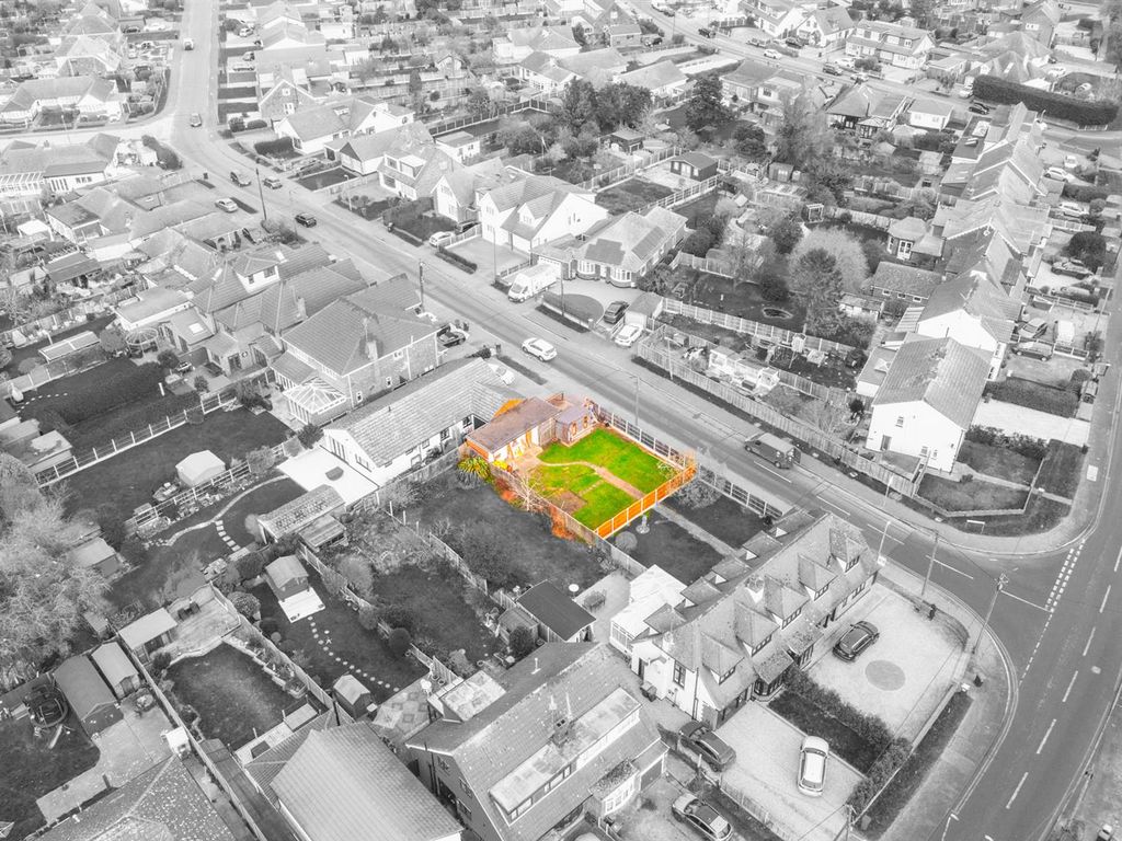 2 bed detached bungalow for sale in Greensward Lane, Hockley SS5, £