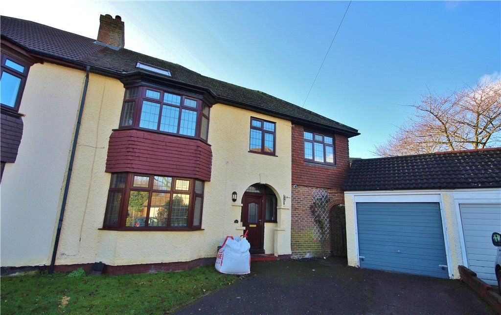 5 bed semidetached house to rent in Sayes Court, Addlestone, Surrey