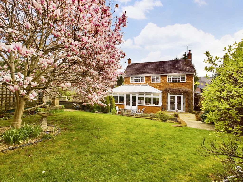 4 bed detached house for sale in Northridge Way, Boxmoor Borders HP1, £