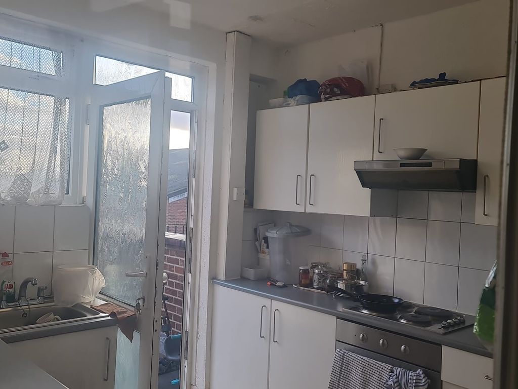 1 bed flat to rent in Broadway Parade, Hornchurch RM12, £1,300 pcm Zoopla