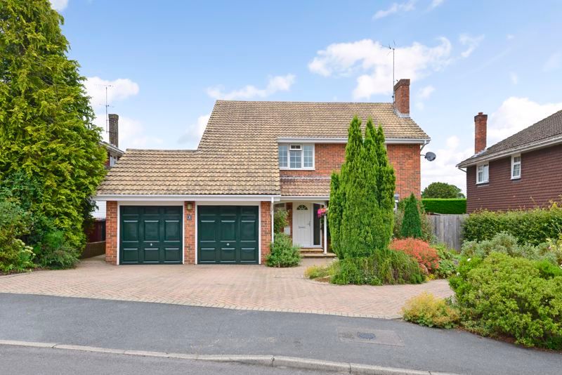 4 bed detached house for sale in Farm Close, Loxwood, Billingshurst
