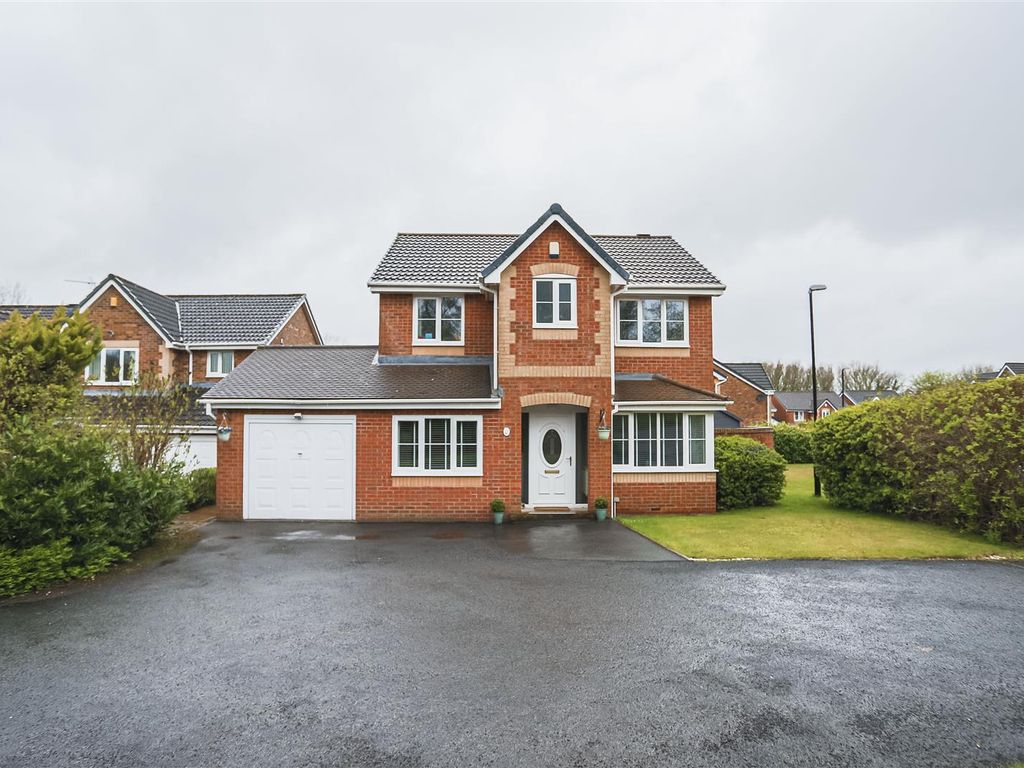 4 bed detached house for sale in Lostock Meadow, ClaytonLeWoods