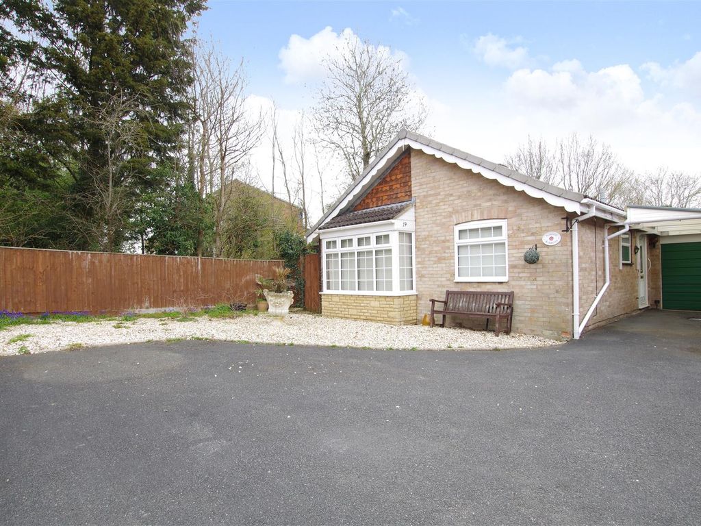 2 bed detached bungalow for sale in Beverley, Toothill, Swindon SN5
