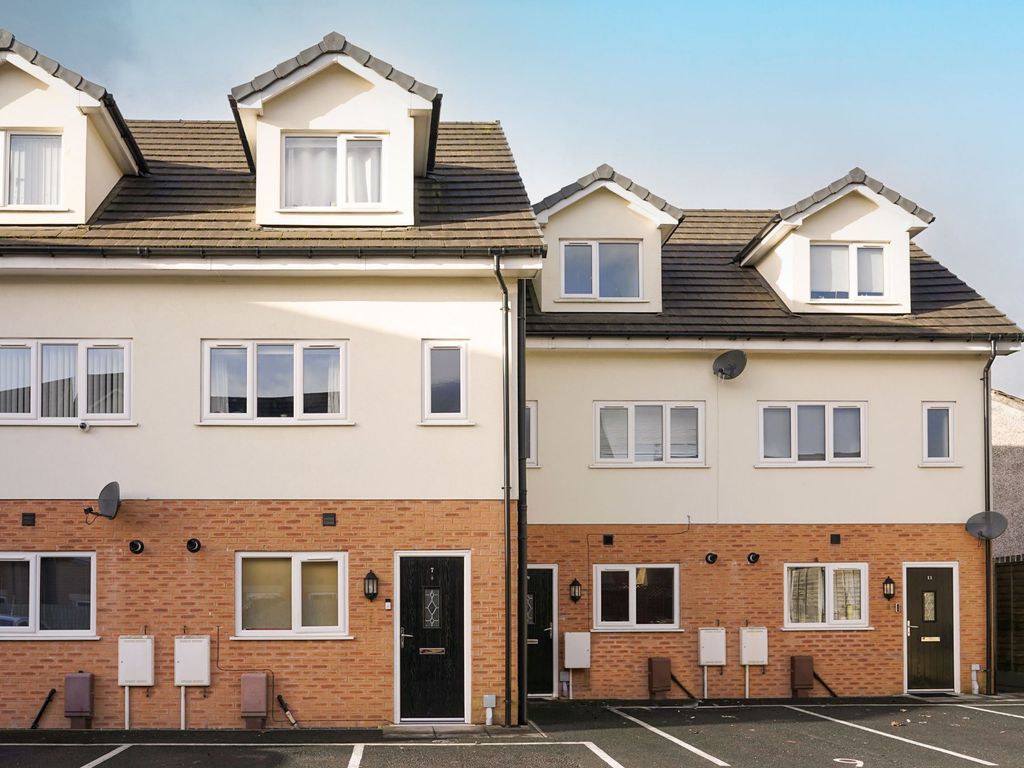 4 bed town house for sale in Moorcroft Gardens, Bolton BL2, £175,000