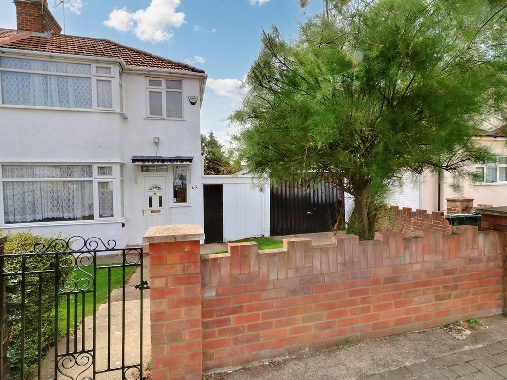 3 bed semidetached house to rent in Gainsborough Gardens, Edgware HA8