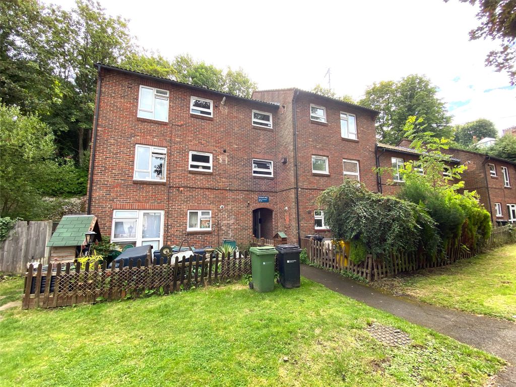 1 bed flat to rent in Orchard Way, Dorking, Surrey RH4, £925 pcm Zoopla