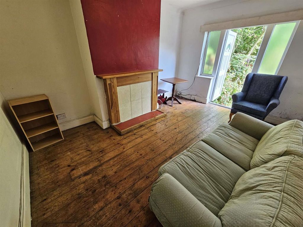 4 bed semidetached house to rent in Hartley Avenue, Woodhouse, Leeds