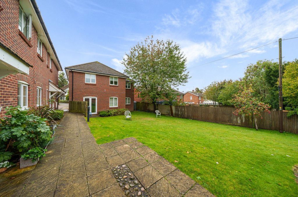 2 bed flat for sale in Oaklands Avenue, Watford, Hertfordshire WD19, £