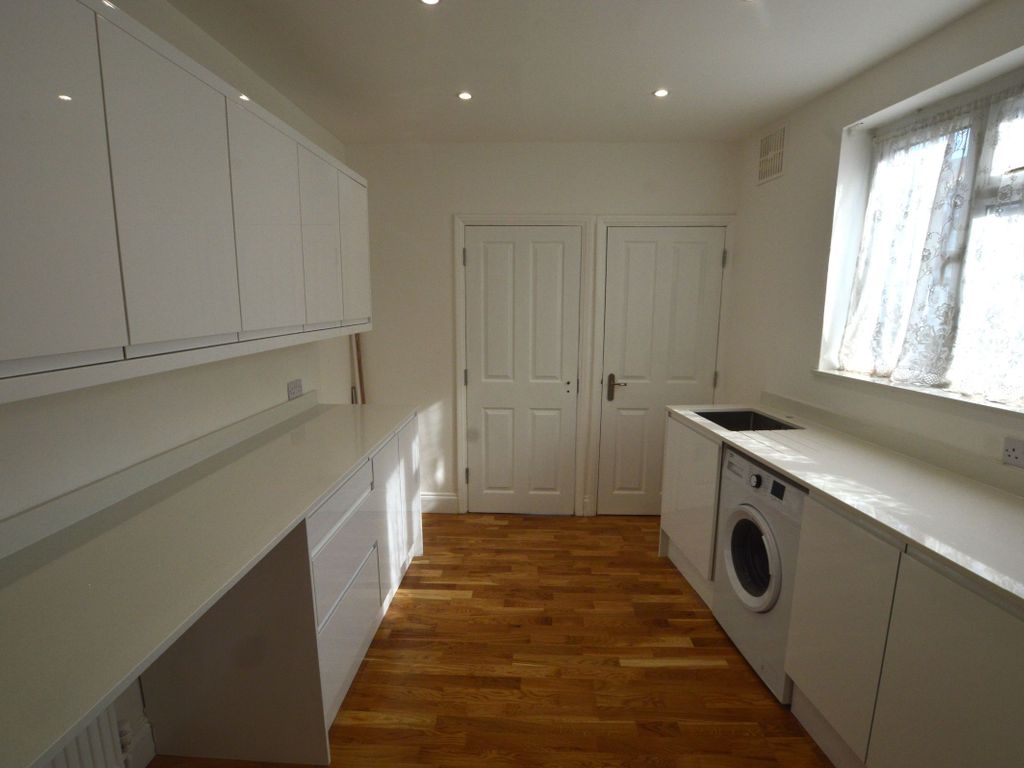 1 bed flat to rent in Empress Parade, Chingford Road, London E4, £1,400