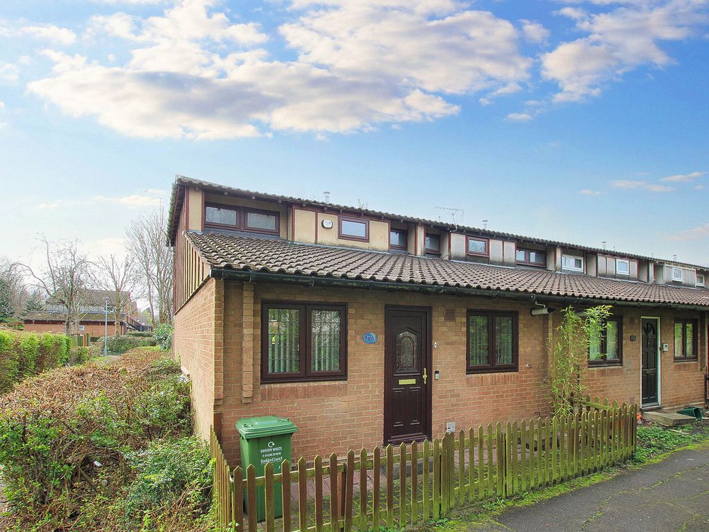 3 bed end terrace house for sale in Malyons Place, Basildon SS13, £