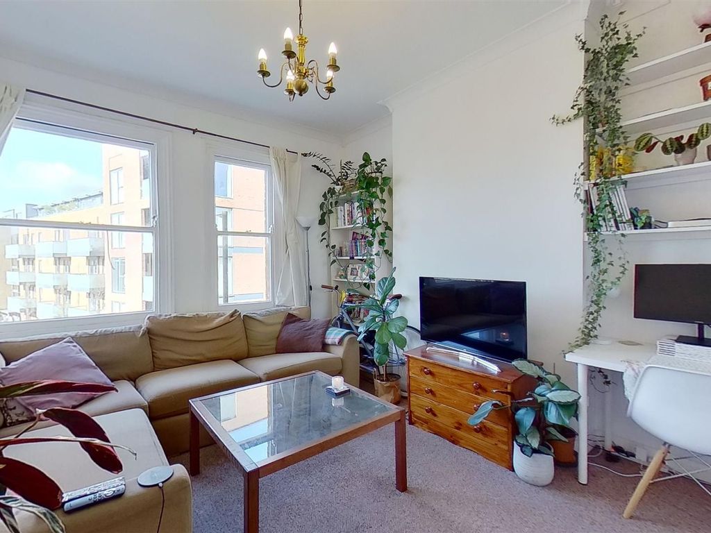 2 bed flat to rent in Balham Hill, London SW12, £1,850 pcm Zoopla